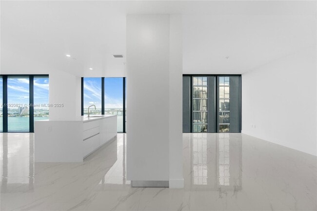 Building Photo - 700 NE 24th St