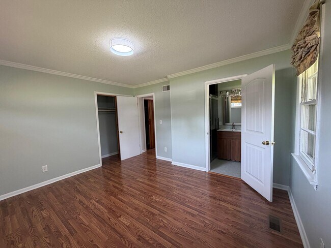 Building Photo - 524 Graycroft Dr SW