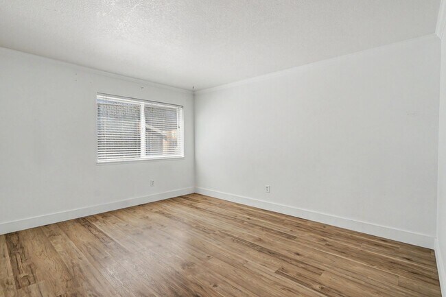 Building Photo - 5260-5262 Springcrest Drive