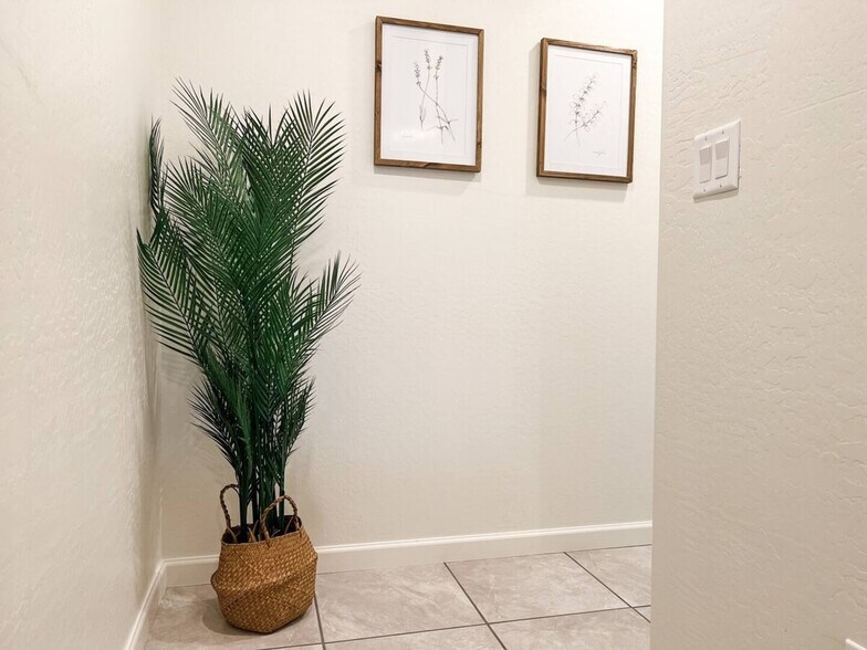 Upstairs hallway - 8503 E Leigh Dr