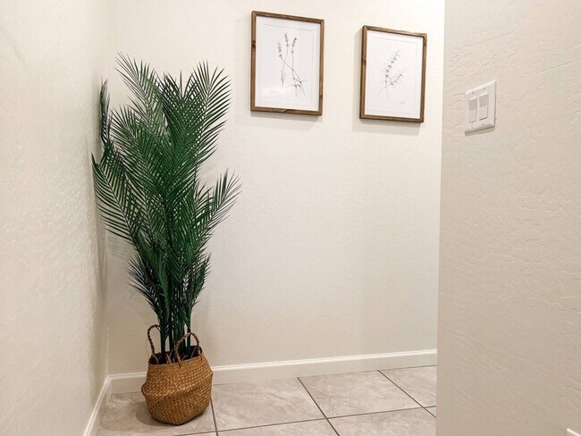 Upstairs hallway - 8503 E Leigh Dr