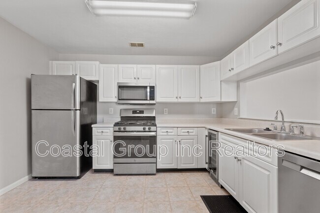 Building Photo - 2212 Lesner Crescent