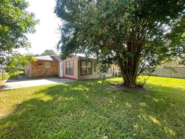 Building Photo - South Bossier Beauty! Hurry Before Its Gone!