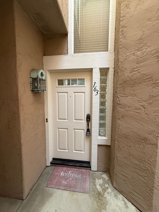 Building Photo - Beautiful 2 Bed, 2.5 Bath Townhome in Desi...