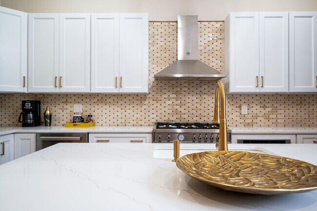 Building Photo - 215 W 138th St