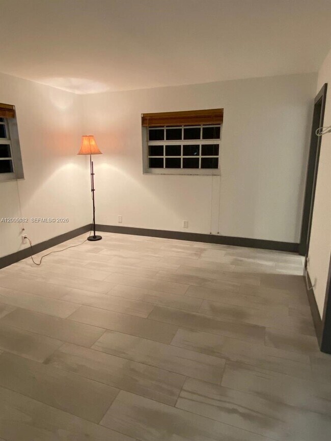 Building Photo - 660 Tennis Club Dr