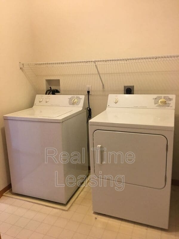 Building Photo - 8997 Scarlet Globe Dr