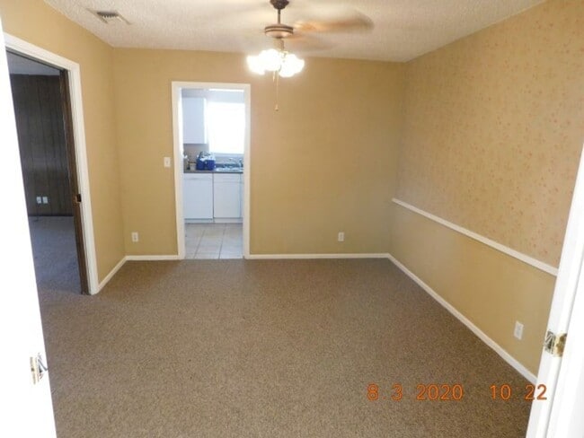 Building Photo - Spacious 4 bedroom 2 bath home in Camelot II