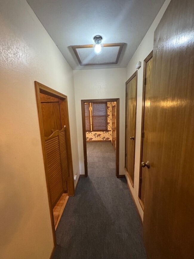 Building Photo - Adorable 4bedrooms 2bathrooms 2car garage CH/A