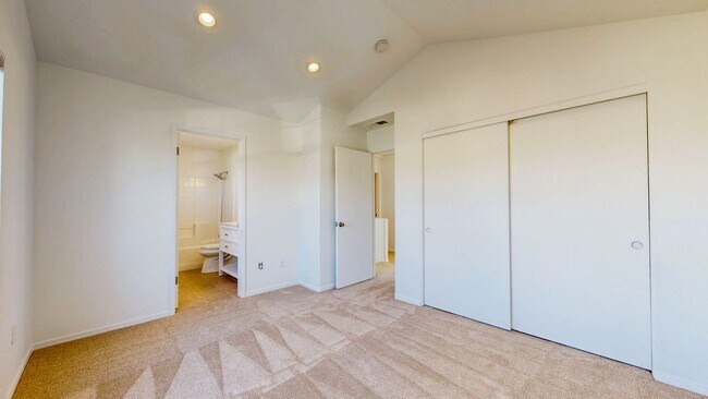 Building Photo - Charming 3 Bedroom 2.5 Bath with Bonus Room and Private Yard!