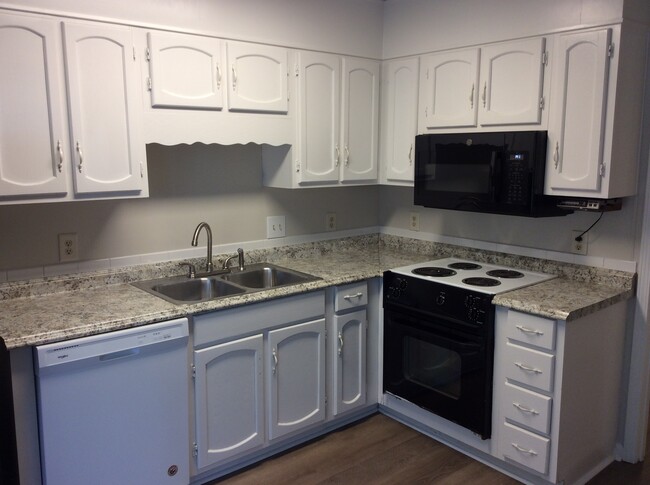 Building Photo - Updated Townhouse in Roswell/Alpharetta area