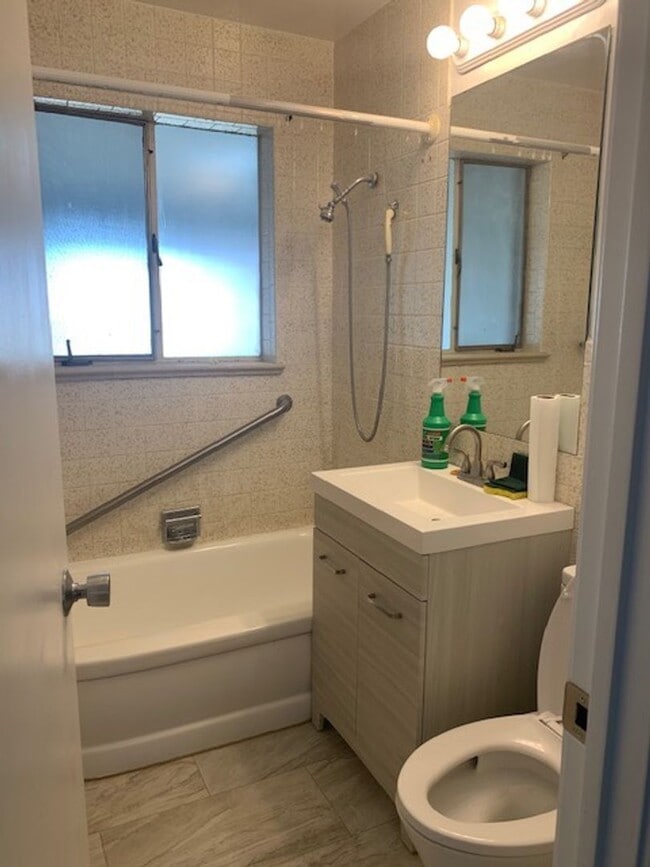 Building Photo - 3 bed 2 bath Ranch w/ finished basement in...