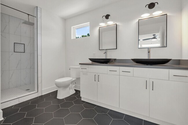 Building Photo - Modern Living In East Nashville!