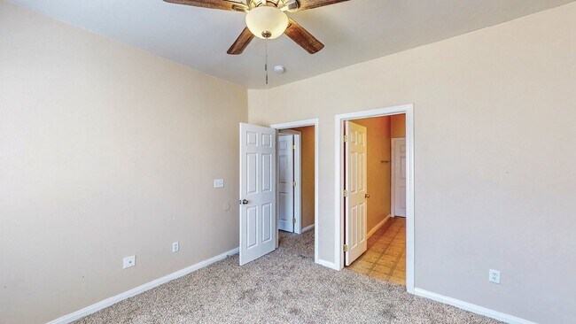 Building Photo - ** 2 weeks free rent. Excluding recurring fees** 2 BDR / 2.5 BATH SPACIOUS HOME