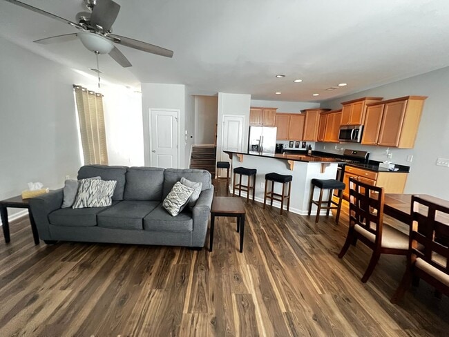 Building Photo - Beautiful 4 Bedroom, 3.5 Bath, Town Home at Tuscany is Available Now!