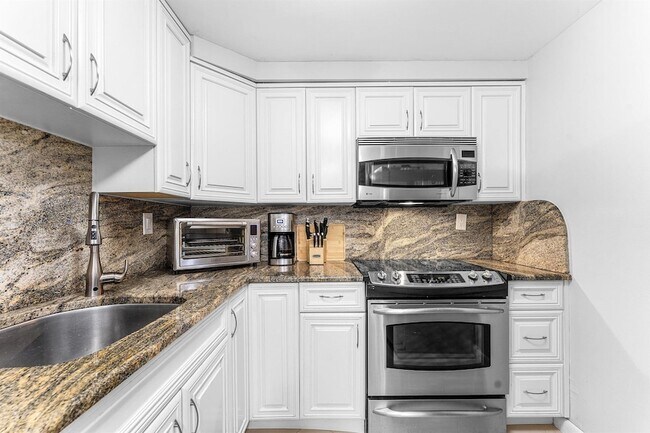 Building Photo - 3215 S Ocean Blvd