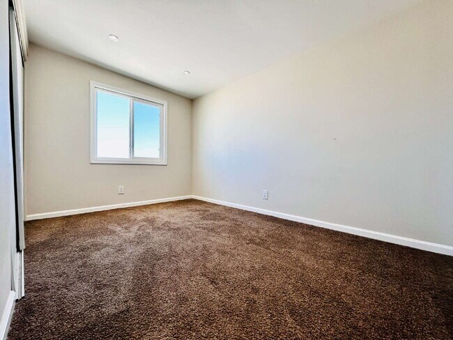 Building Photo - Quiet 2 bd House Surrounded by Open Desert