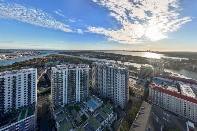 Building Photo - 450 Knights Run Ave