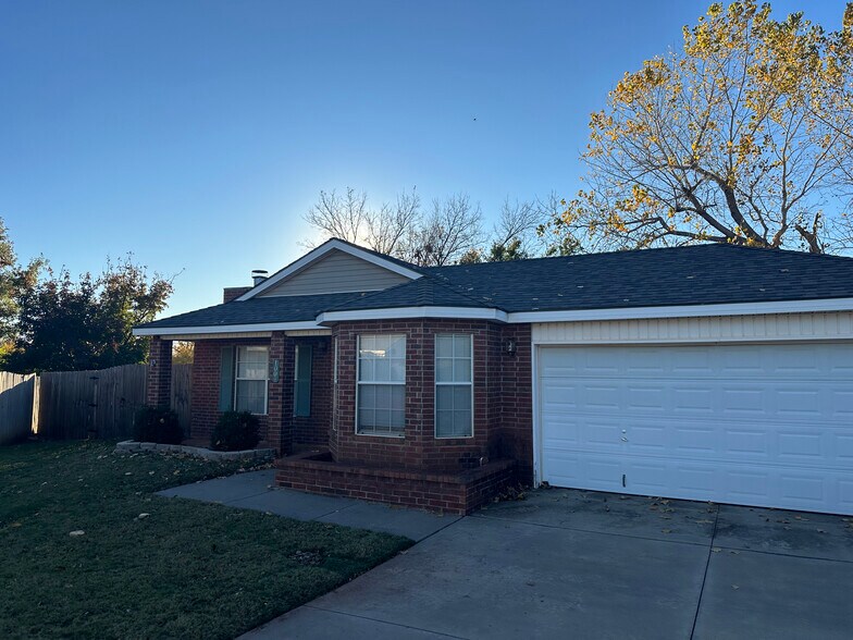 Building Photo - 1004 Shadowlake Rd