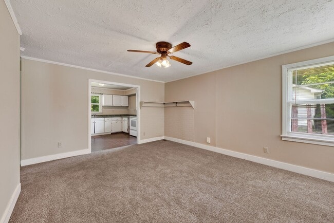 Building Photo - 141 W Rossview Rd