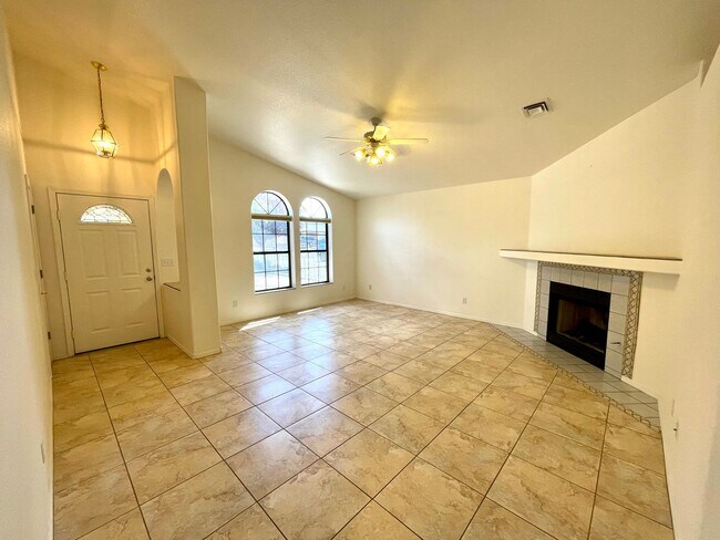 Building Photo - Cute 3 Bedroom Home in Center of Kingman- Available Now!