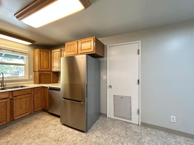 Building Photo - Spacious 3 Bed, 1.0 Bath House - Fully Fen...