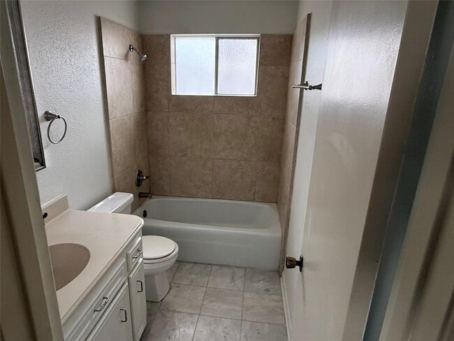 Building Photo - 2206 Round Lake Dr