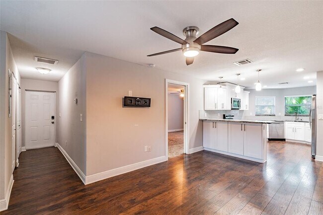 Building Photo - 3208 W Napoleon Ave