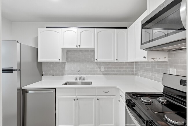 Building Photo - 5976 Westchester Park Dr
