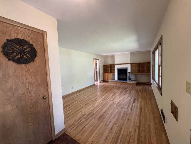 Building Photo - Charming 3-Bed Oasis with Fireplace & Finished Basement in Richfield!