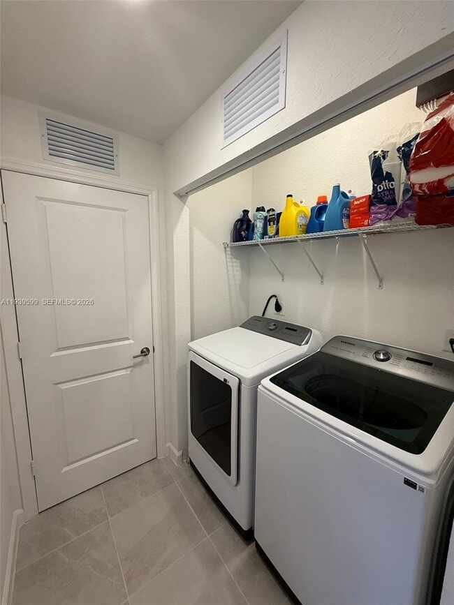 Building Photo - 2832 SE 23rd Ave