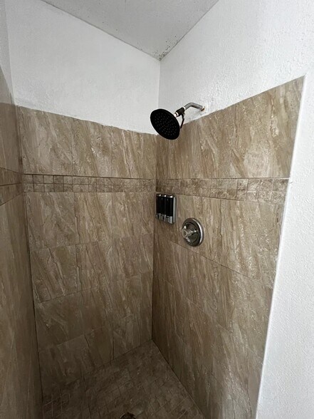 Building Photo - 5105 Villa Bonita St