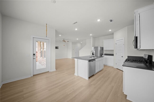 Building Photo - 3844 Pinecrest St