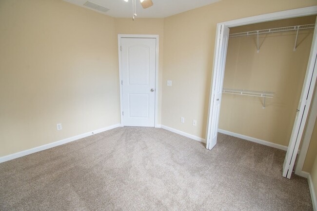 Building Photo - Great 3-bed, 2.5 bath townhome in Tolono available for June!