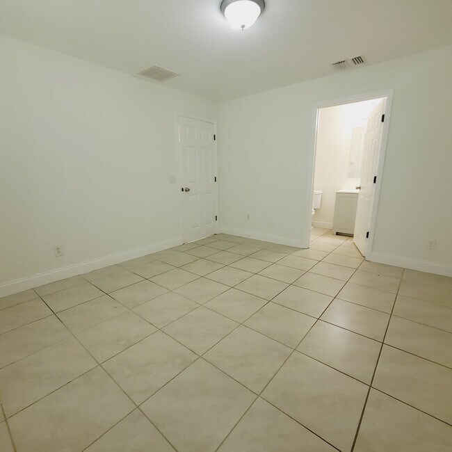 Building Photo - 777/779 Bedford Drive