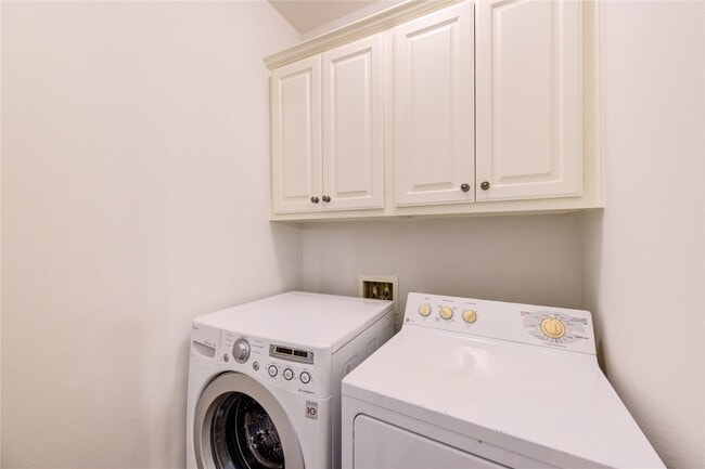 Building Photo - 2011 Spring Cedar Ln