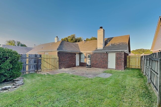 Building Photo - 1633 Dexter Ln