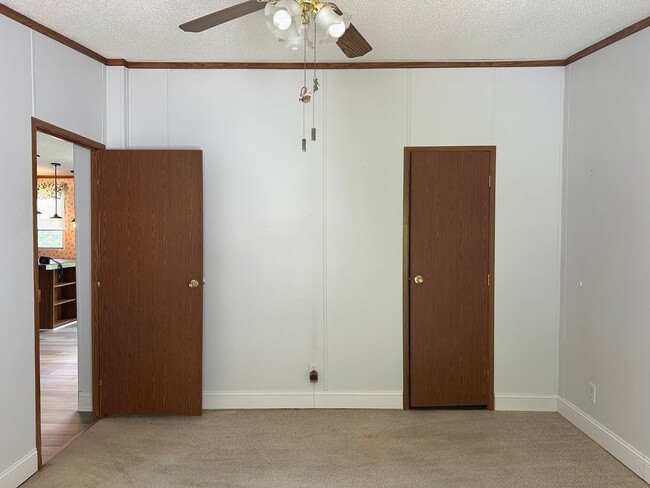 Building Photo - 4 bedroom 2 bathroom spacious home!