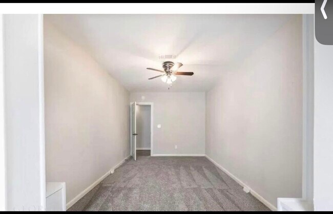 Building Photo - Rogers Ave