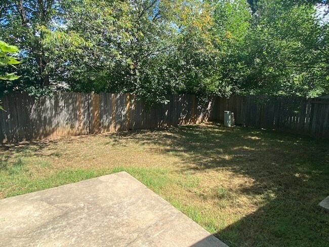 Building Photo - Cute 3 Bedroom Duplex Coming Available!