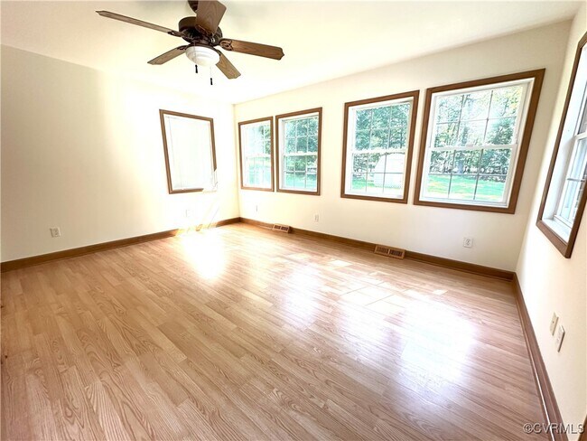 Building Photo - 16421 Chinook Dr