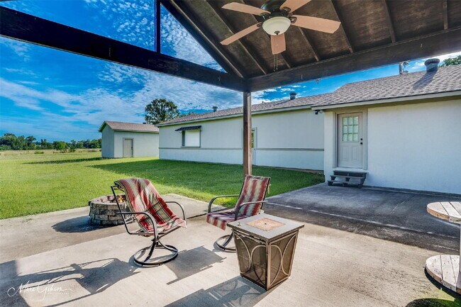 Building Photo - "Charming 3-Bed Sanctuary with 2 Full Bath...