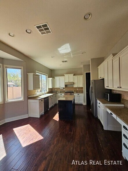 Building Photo - 1076 E Phelps St