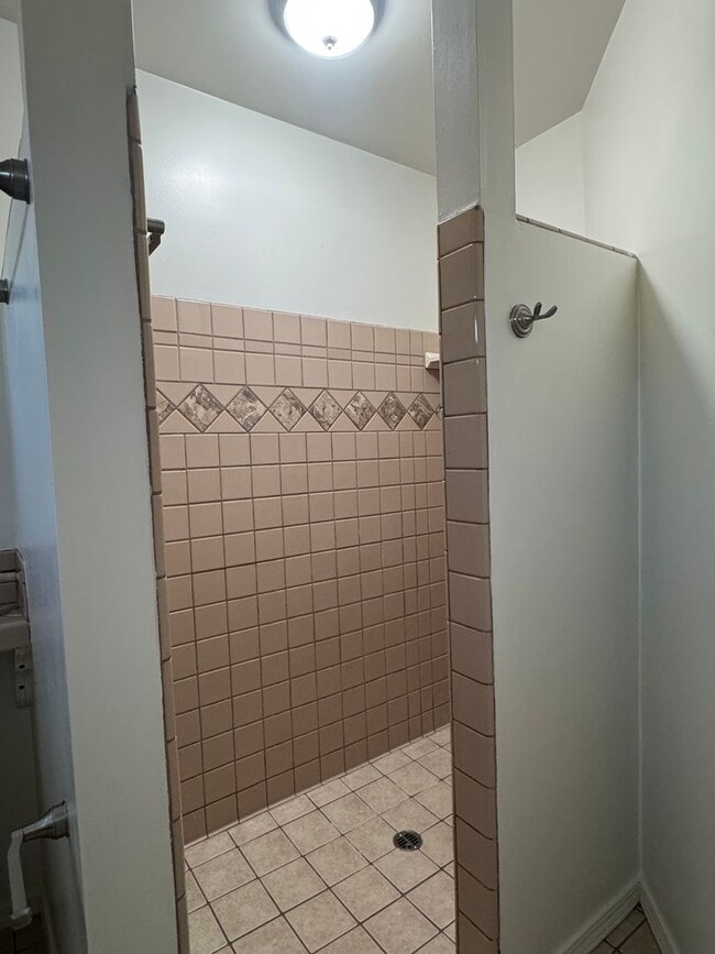 Building Photo - 5 Bedroom, 3.5 Bath, Beautiful 1,856 SQ FT...