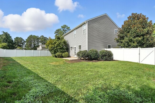 Building Photo - AVAILABLE NOW! GREAT HOME IN GARNER, NC.