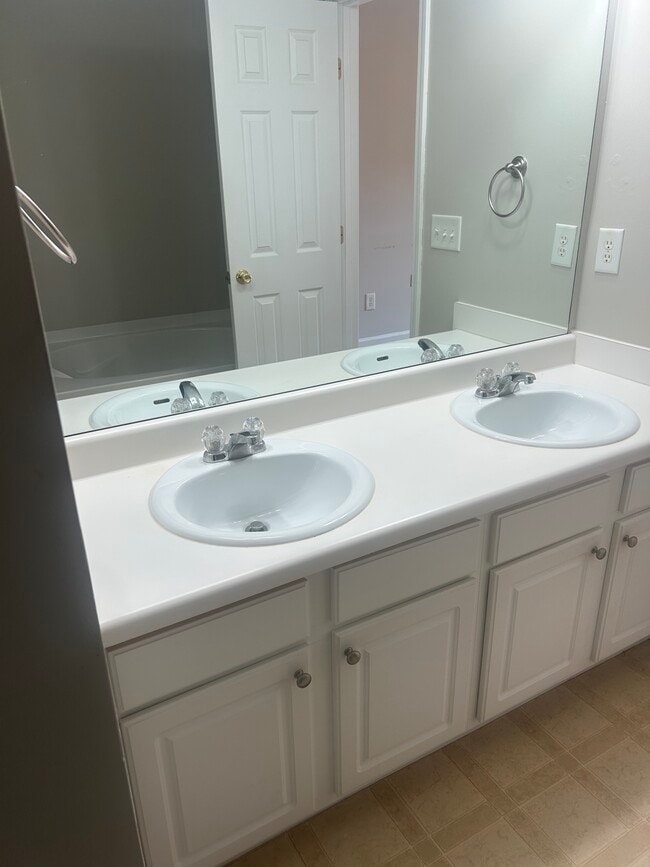 Building Photo - 282 Azalea Cir