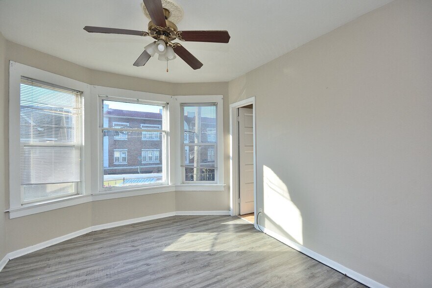 Building Photo - 818-820-820 E Brady St