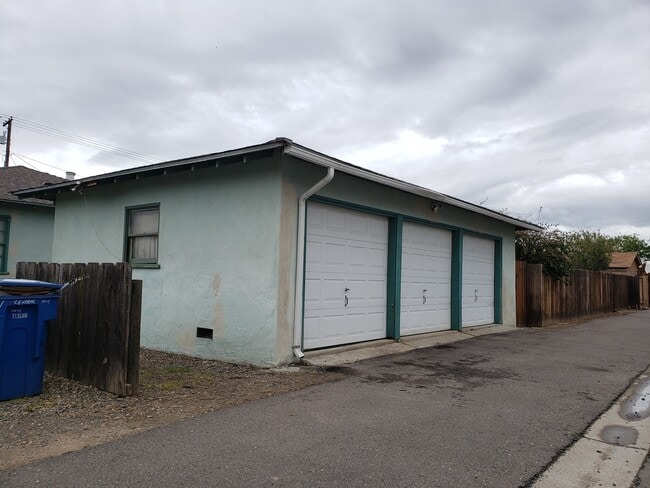 Building Photo - Darling 1 Bedroom Home Ready For You with 2 Weeks Free Rent Easter Specials