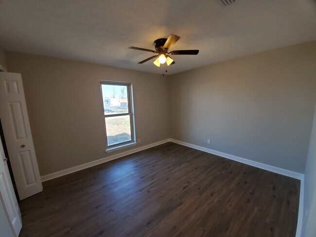 Building Photo - Updated 3 BR|2 BA Home Near TAFB!