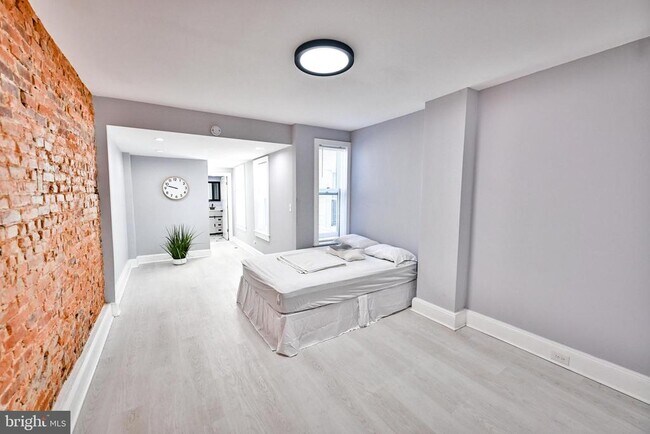 Building Photo - 1015 Riverside Ave